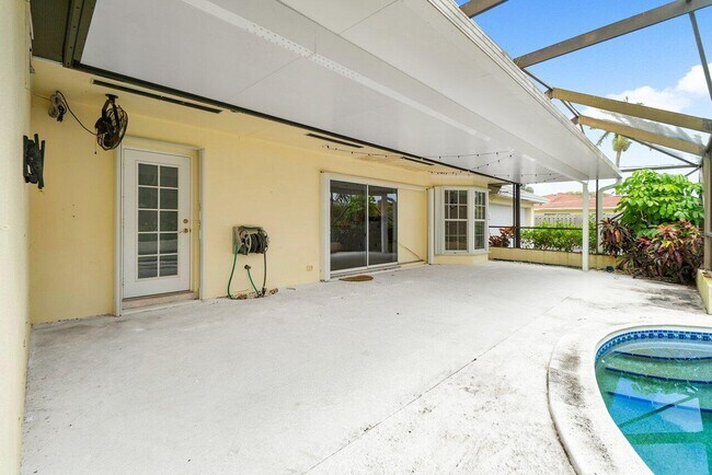 Building Photo - 222 Fairway W