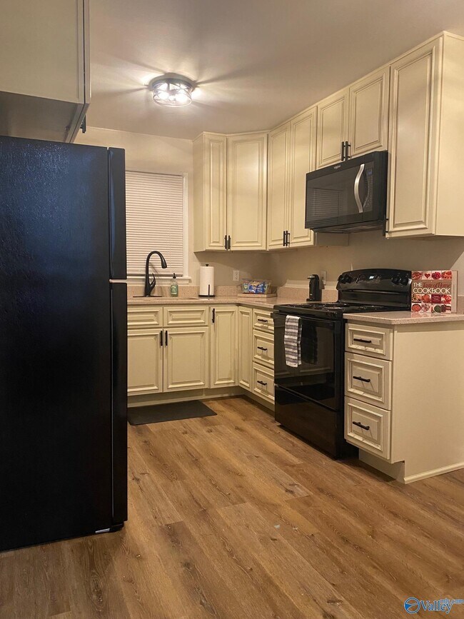 Building Photo - 2201 Shady Ln Dr NW