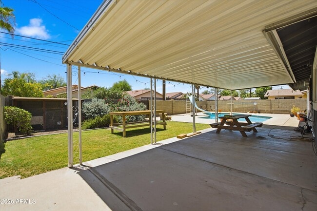 Building Photo - 1015 E Marigold Ln