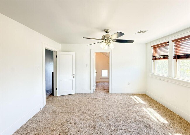 Building Photo - 1741 W Park Pl