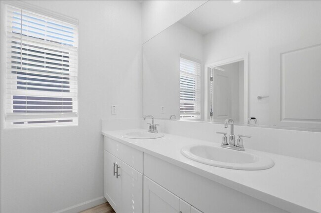 Building Photo - 1229 Rojo St
