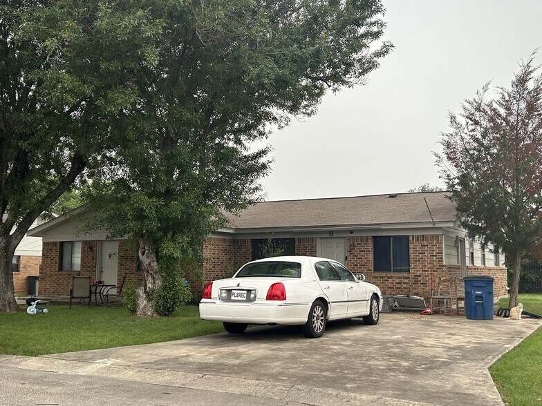 Building Photo - 218 Redbud Ln