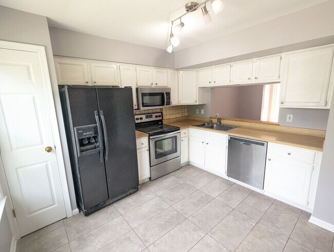 Building Photo - Beautifully maintained townhouse in Tuscar...