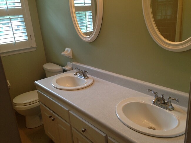 Building Photo - **ASK HOW YOU CAN MOVE IN WITH NO SEC. DEP.**105 Timberlane Trl: 3BD, 2BA brick ranch on level lo...