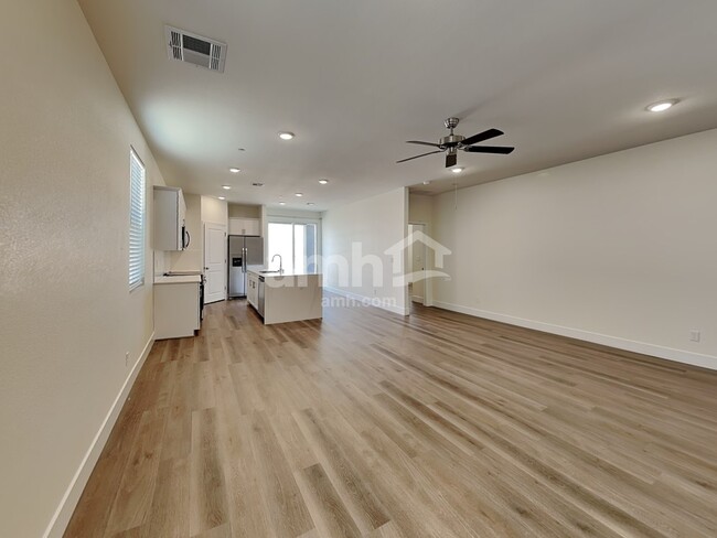 Building Photo - 526 Silverbell Fls Pl