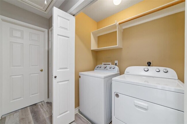 Building Photo - 202 S Walden Elms Cir