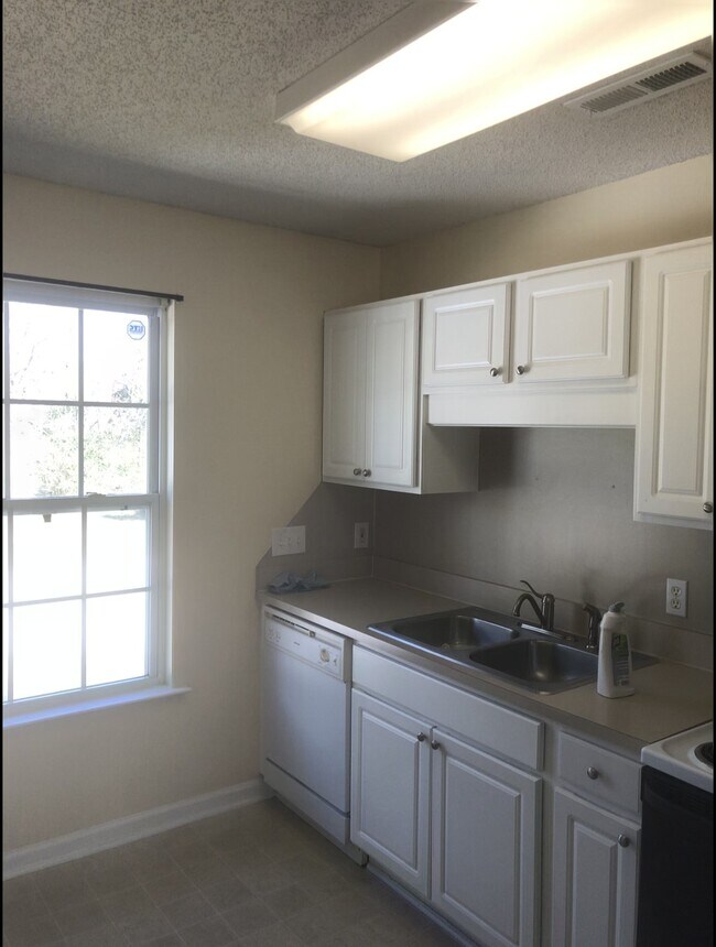 Building Photo - 2407 James St