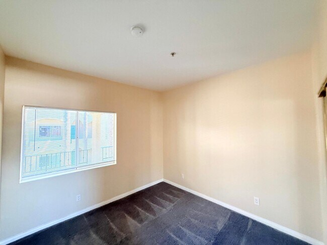 Building Photo - Gorgeous Spacious 2 Bedroom - 2 bath top f...