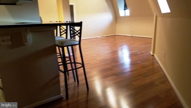 Primary Photo - 1211 Light St