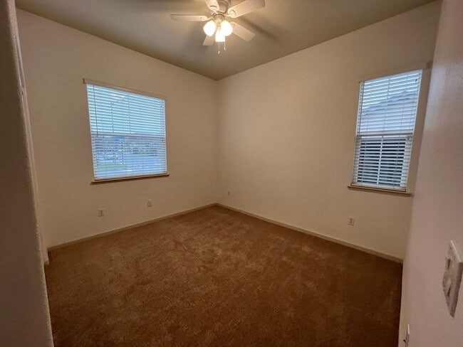 Building Photo - Lovely 3 Bedroom Low Maintenance Unit with New Flooring!