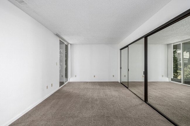 Building Photo - Updated and Stylish 1BDR/1BTH in the Eleven-One-Eleven Condominium Complex