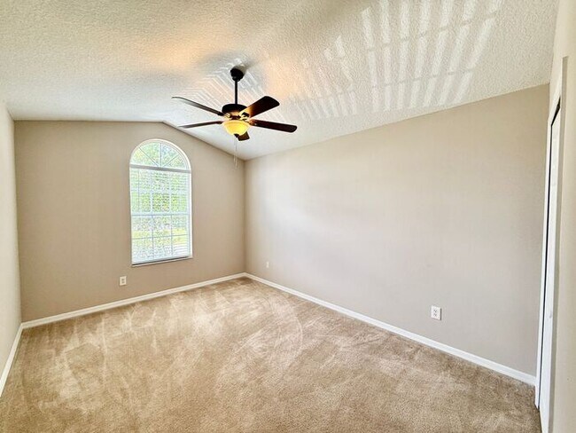 Building Photo - LARGE AND SPACIOUS 4/3 HOME IN EAST ORLANDO WEDGEFIED COMMUNITY