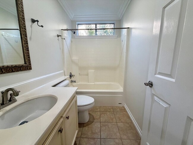Building Photo - 3 be 2 bath Beautifully Updated Home in Gated Community