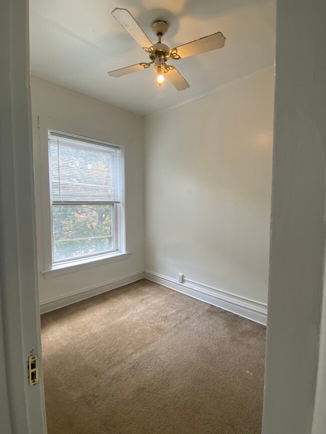Building Photo - 866 W Buckingham Pl