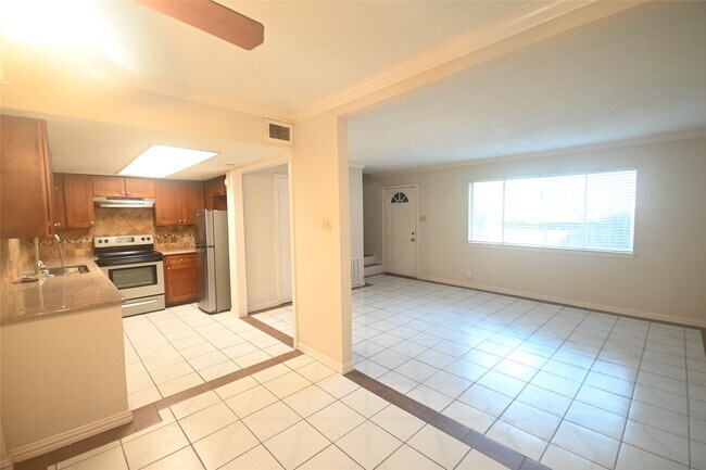 Building Photo - 8340 La Roche Ln