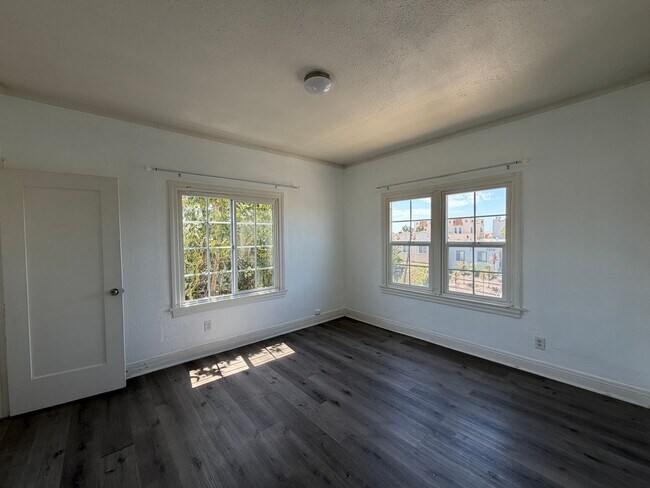 Building Photo - 2616 Edgehill Dr
