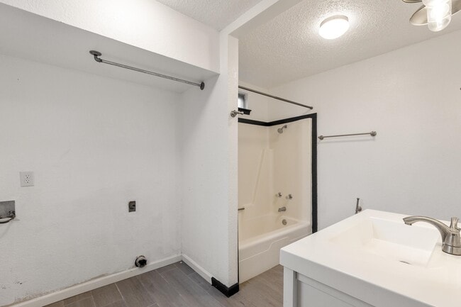 Building Photo - 400 N River Oaks Dr