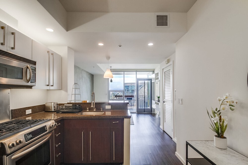 Building Photo - 321 10th Ave