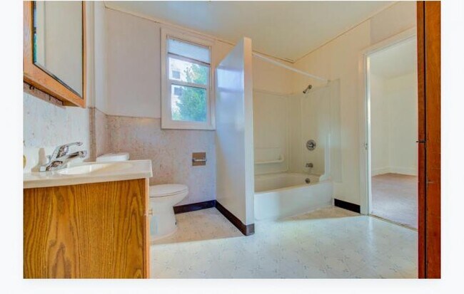 Building Photo - 8 bedroom in Seattle WA 98105