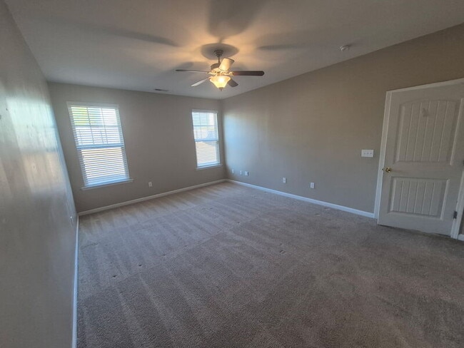 Building Photo - 284 River Oak St