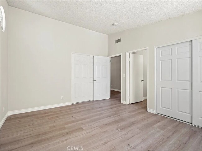 Building Photo - Luxurious 2-Bedroom Townhome with Loft in ...