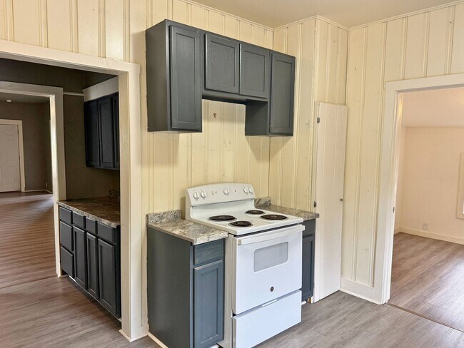 Building Photo - Affordable 3 Bedroom, 1 Bathroom Home In WF!