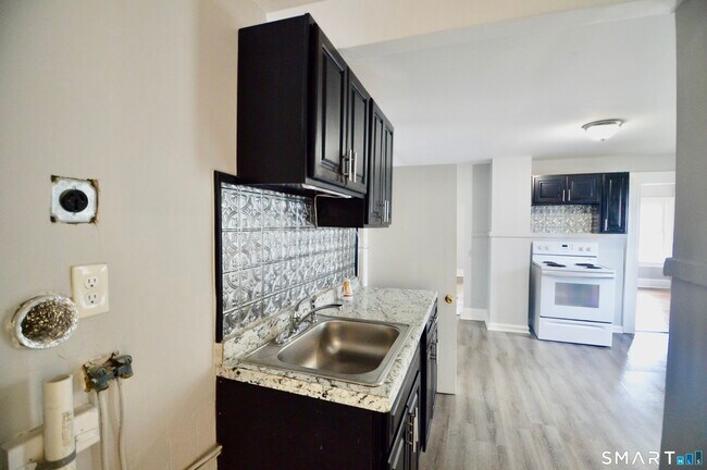 Building Photo - 2310 Barnum Ave