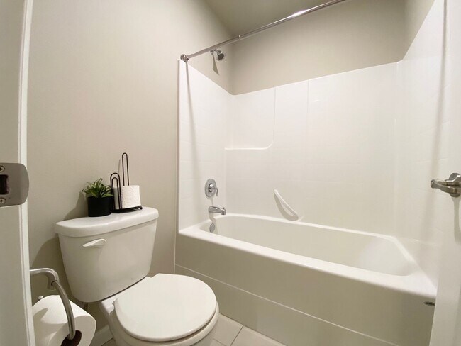 Building Photo - 3 bedroom, 2568 Sqft. home In Federal Way