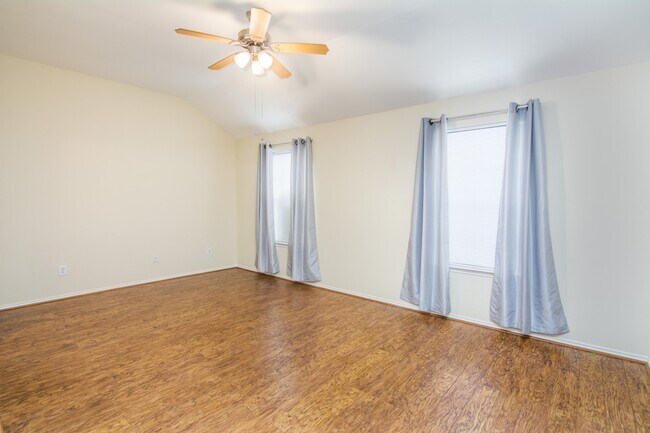 Building Photo - 127 N Villa Oaks Dr