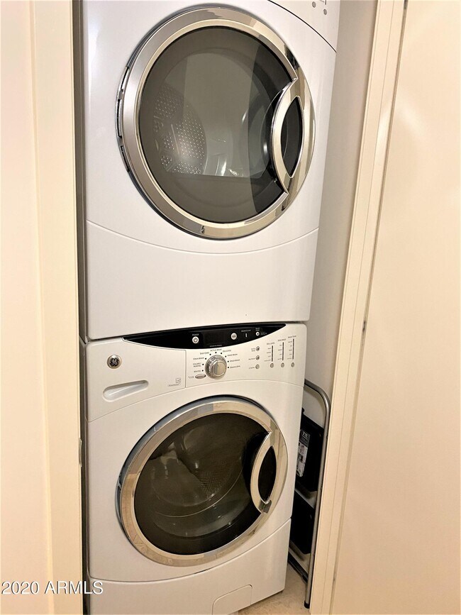 Building Photo - 7117 E Rancho Vista Dr