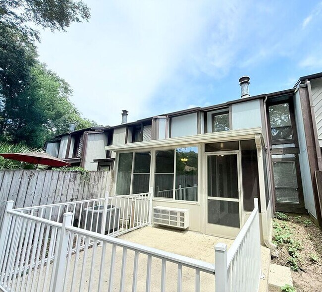 Building Photo - 6069 Hilburn Rd