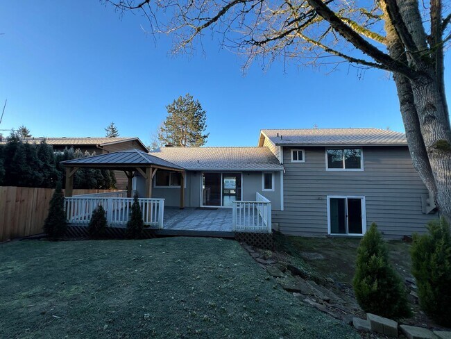 Building Photo - 3 Bedroom 2.5 Bath in Desirable Renton Fairwood Greens