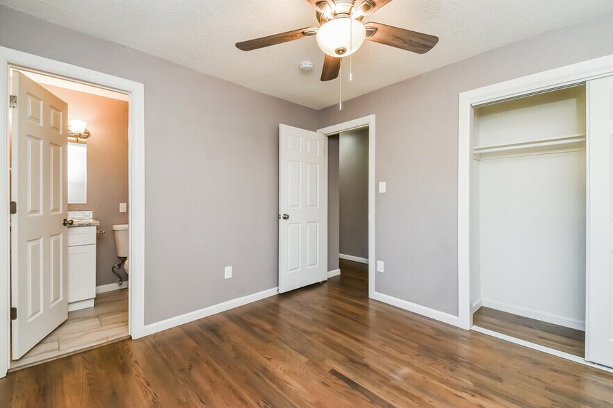 Building Photo - 3421 Greenwood Cir