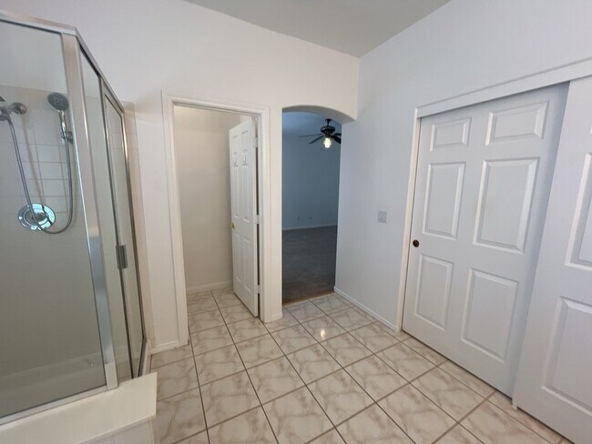Building Photo - GET READY FOR SUMMER IN THIS BEAUTIFUL 5 BEDROM 3 BATHROOM HOME WITH A STATE OF THE ART APPLIANCE...