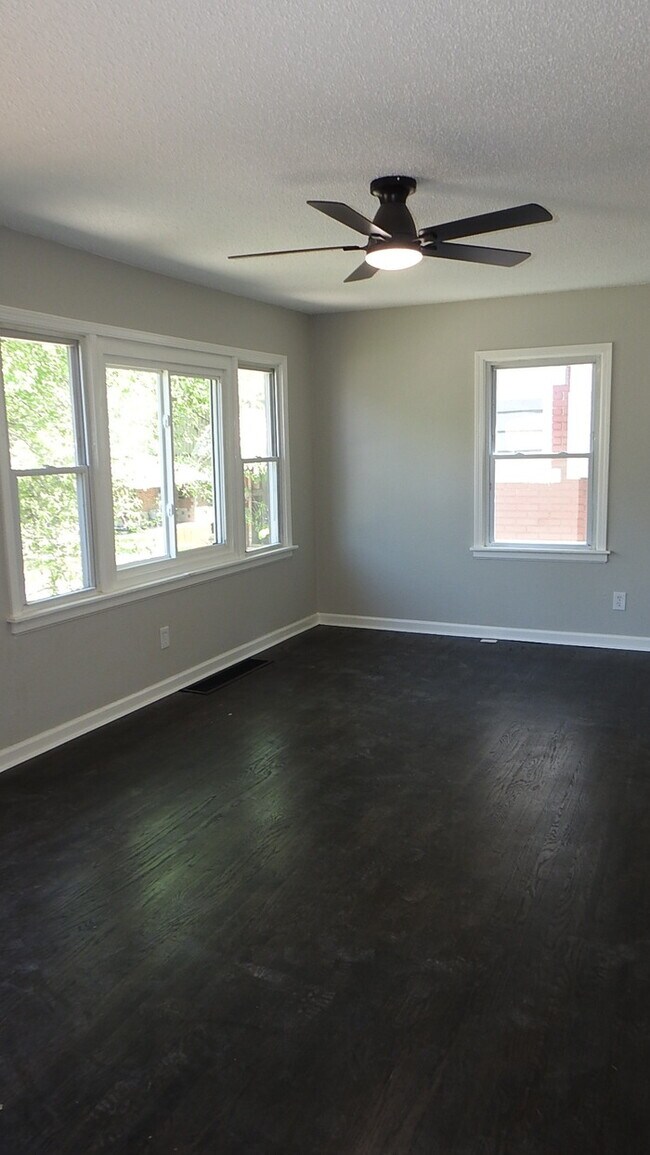 Building Photo - 3 bed 1 bath in Midtown KC