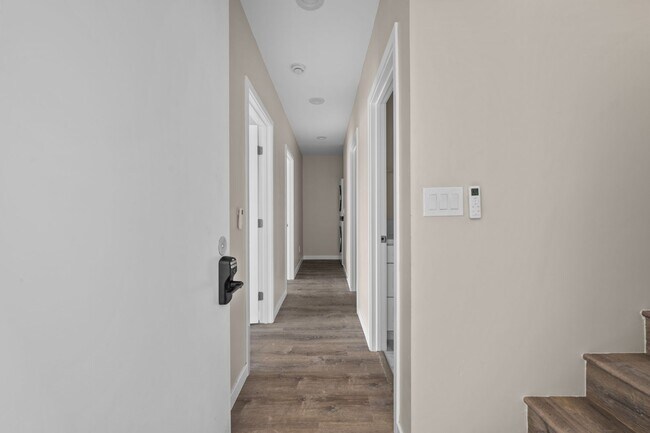 Building Photo - Private rooftop deck!