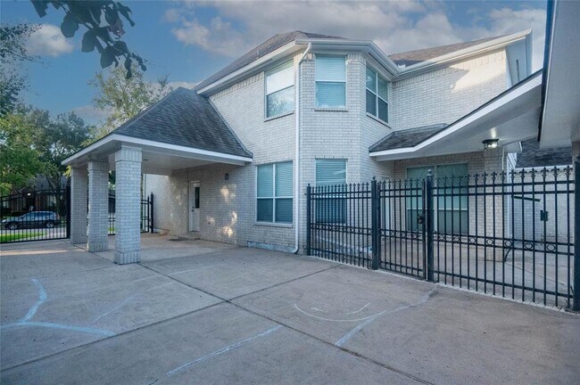Building Photo - 8707 Westbrook Forest Dr