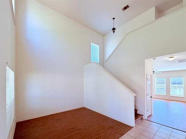 Building Photo - 1913 Short Summer Dr