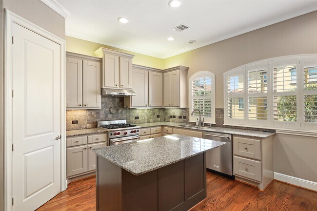 Building Photo - 17 Armand Shore Dr