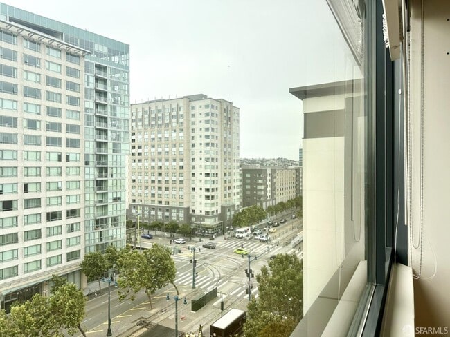 Building Photo - 260 King St