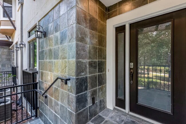 Building Photo - 14590 Damai Ln