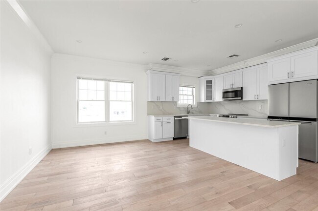 Building Photo - 22 Sagamore Hill Dr