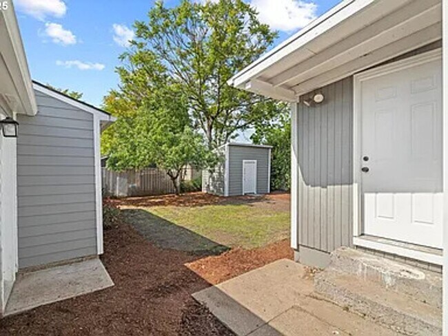Building Photo - GPM657 - SE Raymond Ct. (T1)