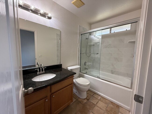 Building Photo - Parkview Condo close to shopping & Freeway!