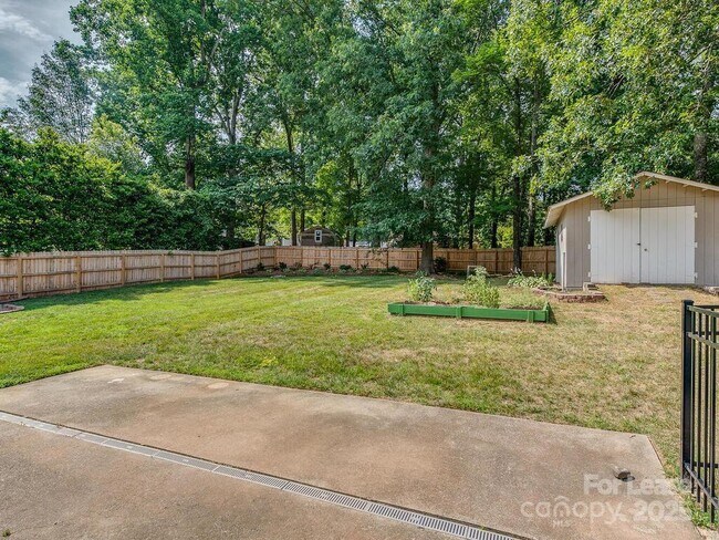 Building Photo - 325 Clearbrook Rd