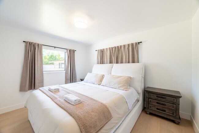 Building Photo - Relaxing 4BR Family Home Near Attractions ...