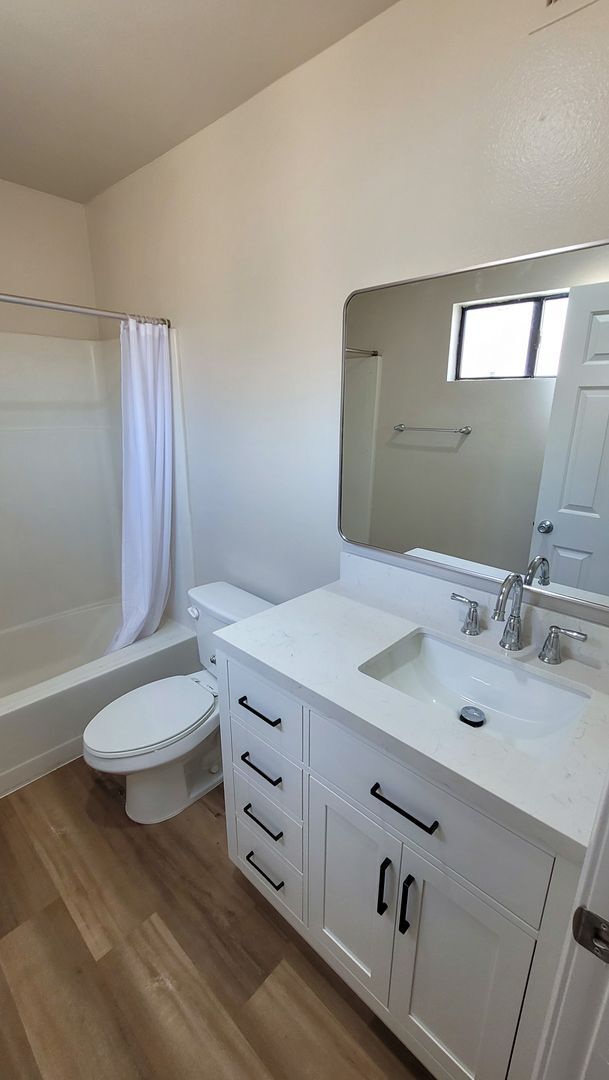 Building Photo - Beautifully Remodeled 3 Bed 3 Bath Townhou...