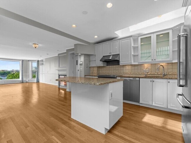 Building Photo - 458 Beacon St