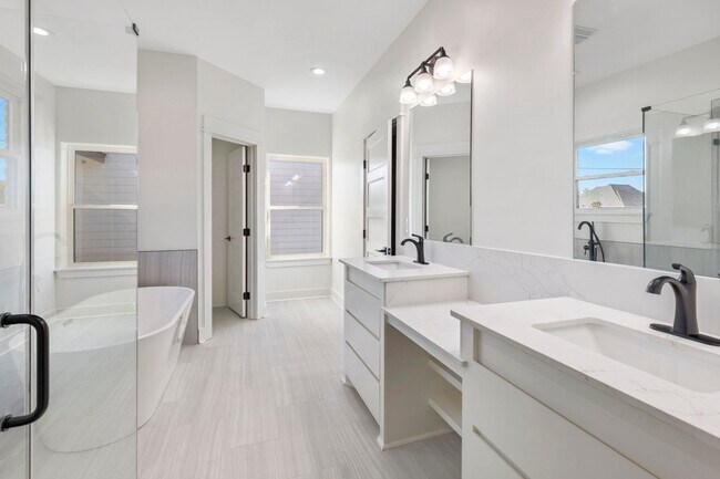 Building Photo - 927 Magdalena Street