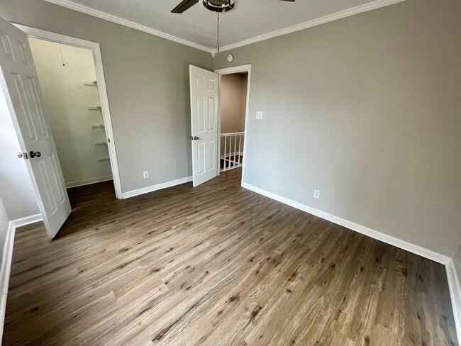 Building Photo - Townhome with Pool!